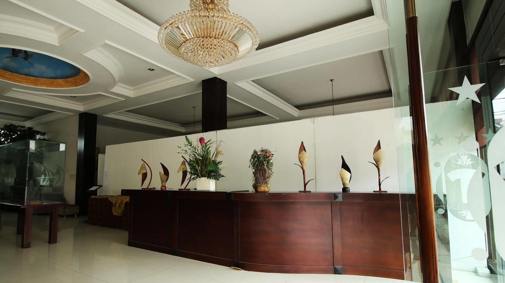 Zen Rooms Grand Hotel ليمبانغ المظهر الخارجي الصورة